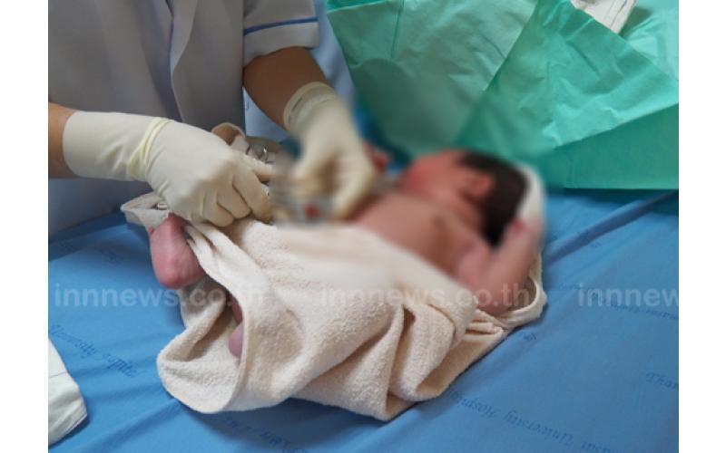 สลด! แม่ใจร้ายนำลูกชายวัยสองวัน หอผ้าทิ้งหลังหอพัก ซอยสถานีรถไฟเชียงราก สลด! แม่ใจร้ายนำลูกชายวัยสองวัน หอผ้าทิ้งหลังหอพัก ซอยสถานีรถไฟเชียงราก