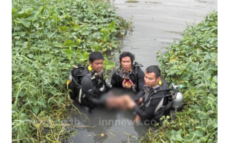 หนุ่มปทุมธานี ว่ายน้ำเก็บดอกไม้ทำกระทงขาย เป็นตะคริวจมน้ำเสียชีวิตงหลังวัดมูลจินดาราม คลอง 5 หนุ่มปทุมธานี ว่ายน้ำเก็บดอกไม้ทำกระทงขาย เป็นตะคริวจมน้ำเสียชีวิตงหลังวัดมูลจินดาราม คลอง 5