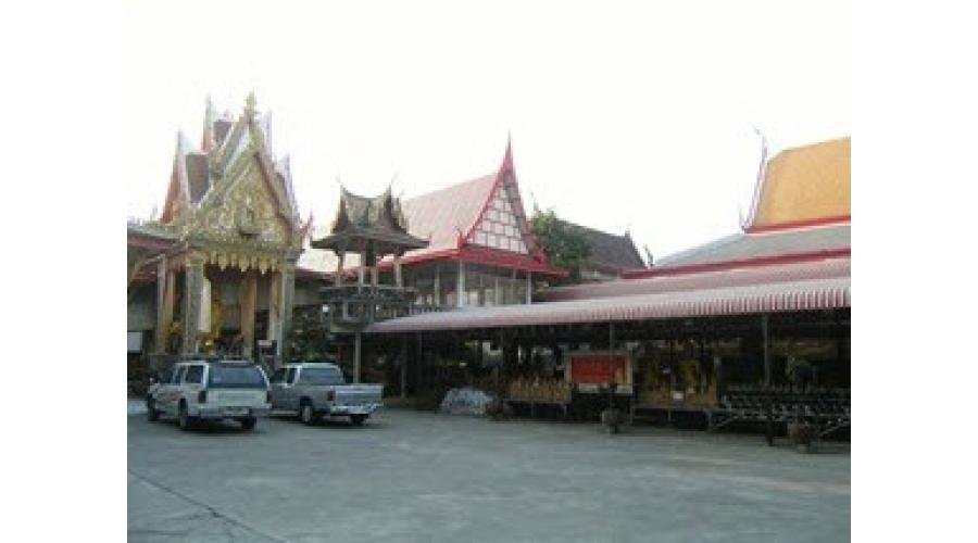 คนร้ายขับรถกระบะเข้าขโมยตู้รับบริจาควัดกลางคลองสี่ คนร้ายขับรถกระบะเข้าขโมยตู้รับบริจาควัดกลางคลองสี่