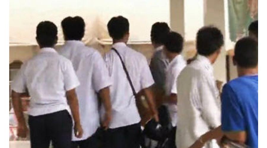 นร.ขาสั้นมีดจี้ไล่ฟันเด็กอาชีวะปทุมฯ ถูกรุมเจ็บทั้งคู่ นร.ขาสั้นมีดจี้ไล่ฟันเด็กอาชีวะปทุมฯ ถูกรุมเจ็บทั้งคู่