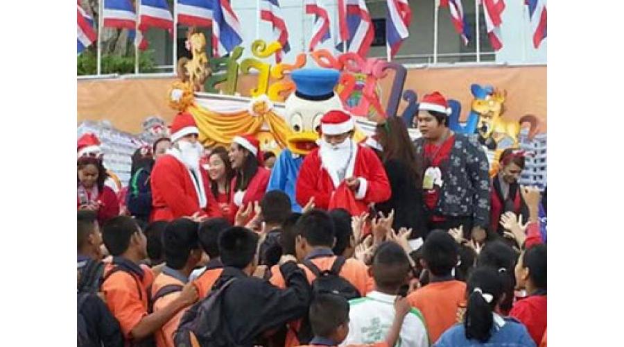 นายกชาญ พวงเพ็ชร์ นายกองค์การบริหารส่วนจังหวัดปทุมธานี เข้าร่วมพิธีเปิดกิจกรรมวันคริสต์มาสของโรงเรียนสามโคก และโรงเรียนวัดป่างิ้ว นายกชาญ พวงเพ็ชร์ นายกองค์การบริหารส่วนจังหวัดปทุมธานี เข้าร่วมพิธีเปิดกิจกรรมวันคริสต์มาสของโรงเรียนสามโคก และโรงเรียนวัดป่างิ้ว