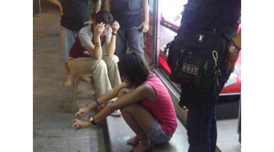 จับ 2 สาวลักขโมยโทรศัพท์มือถือในตลาดพูนทรัพย์ จับ 2 สาวลักขโมยโทรศัพท์มือถือในตลาดพูนทรัพย์